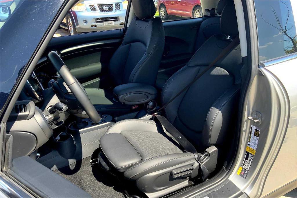 used 2024 MINI SE Hardtop car, priced at $22,800
