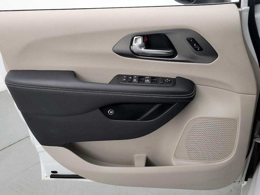 used 2023 Chrysler Pacifica Hybrid car, priced at $29,998