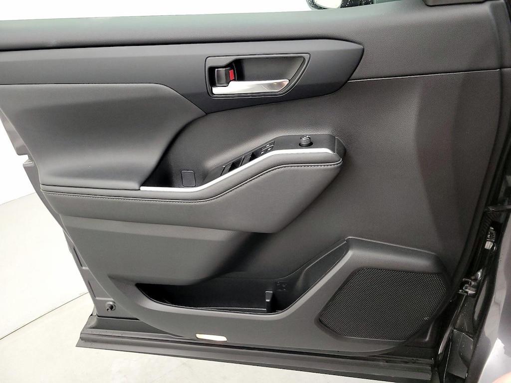 used 2023 Toyota Highlander car, priced at $40,998