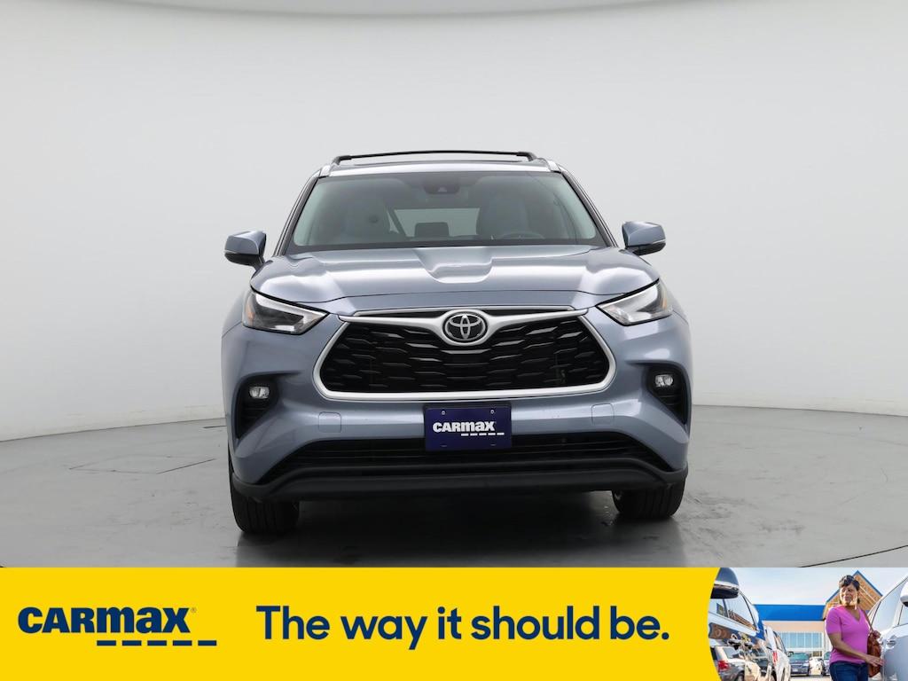 used 2022 Toyota Highlander car, priced at $37,998