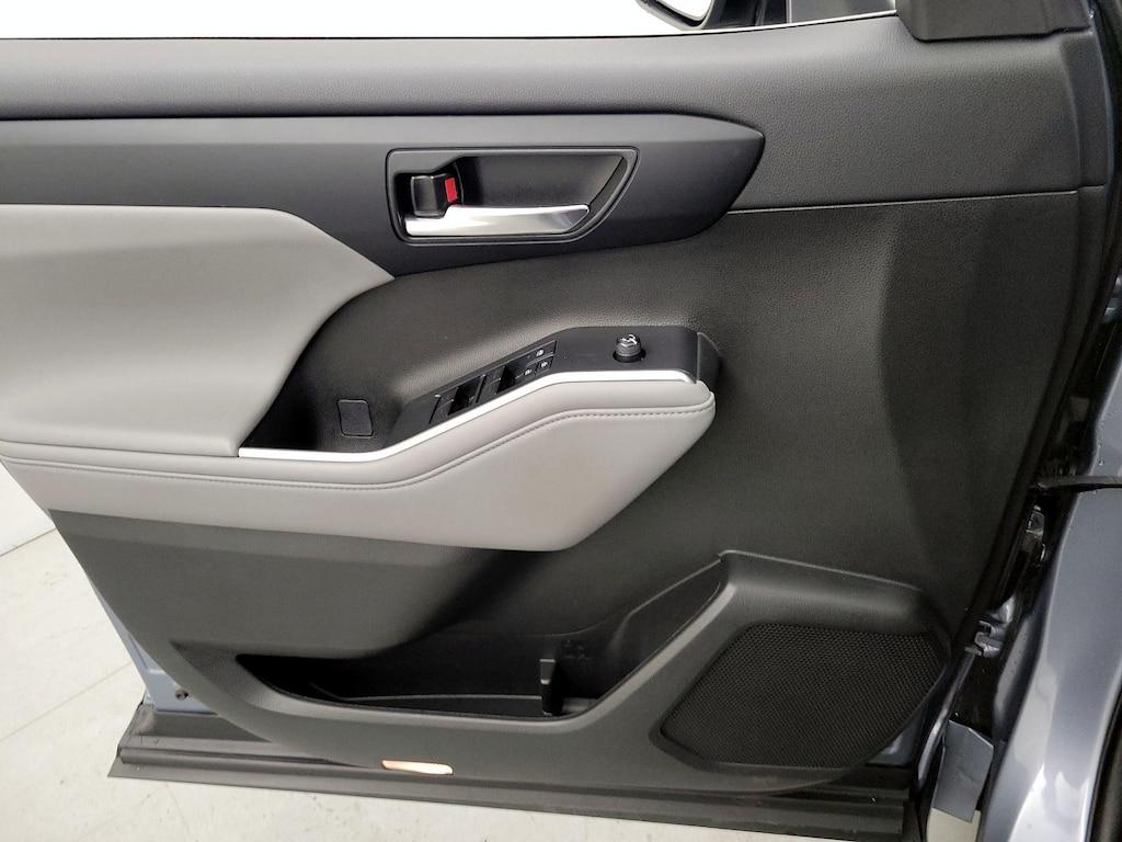 used 2022 Toyota Highlander car, priced at $37,998