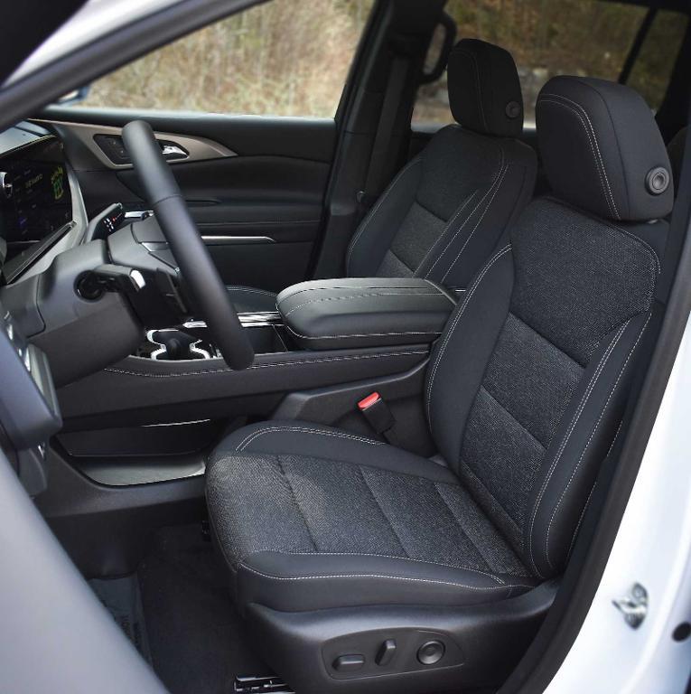 new 2025 Chevrolet Traverse car, priced at $42,345