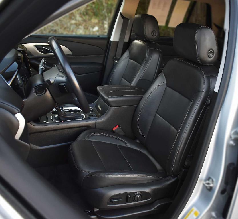 used 2021 Chevrolet Traverse car, priced at $31,877
