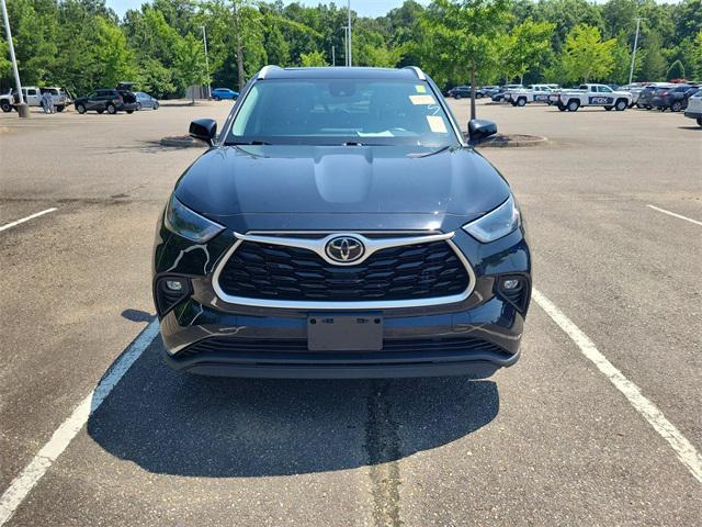 used 2022 Toyota Highlander car, priced at $35,990