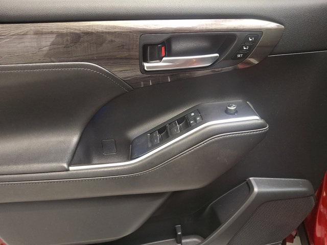 used 2020 Toyota Highlander car, priced at $31,000
