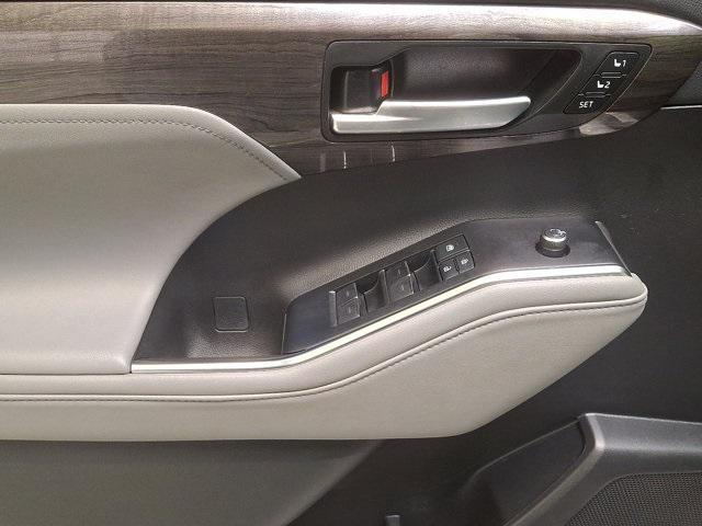 used 2021 Toyota Highlander Hybrid car, priced at $36,600
