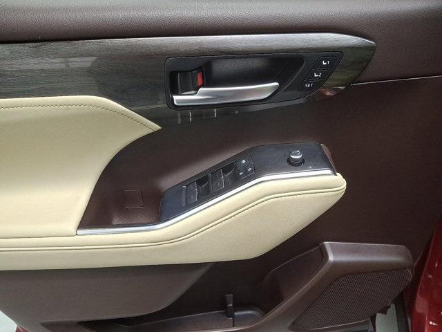 used 2021 Toyota Highlander Hybrid car, priced at $39,100