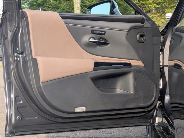 new 2025 Lexus ES 300h car, priced at $48,763