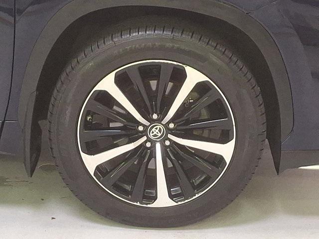 used 2021 Toyota Highlander car, priced at $33,100