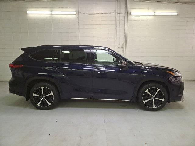 used 2021 Toyota Highlander car, priced at $33,100