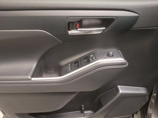 used 2022 Toyota Highlander car, priced at $34,600