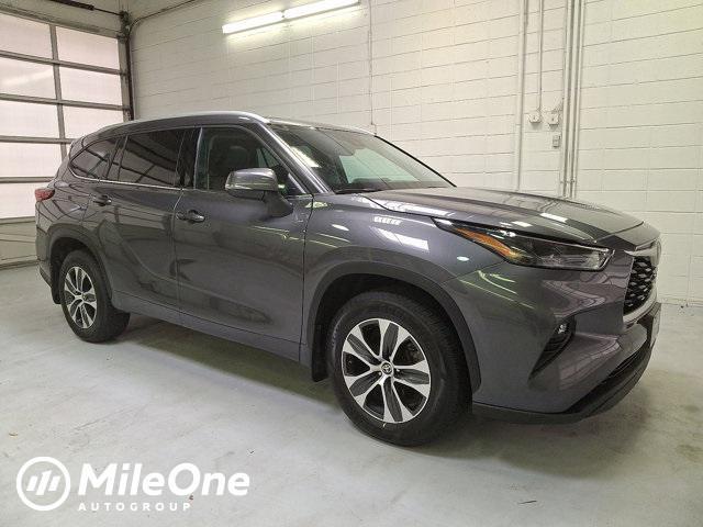 used 2022 Toyota Highlander car, priced at $34,600