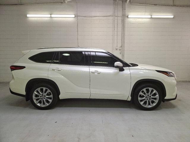 used 2021 Toyota Highlander car, priced at $33,400