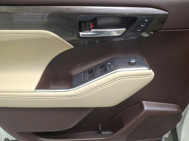 used 2021 Toyota Highlander car, priced at $33,400