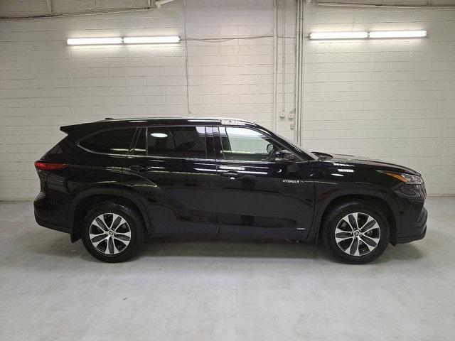 used 2020 Toyota Highlander Hybrid car, priced at $30,900