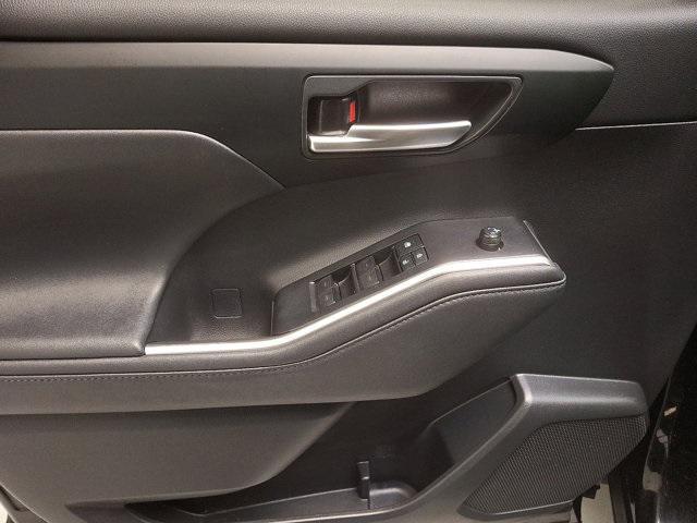 used 2020 Toyota Highlander Hybrid car, priced at $30,900
