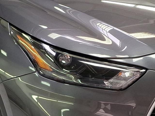 used 2022 Toyota Highlander car, priced at $33,900
