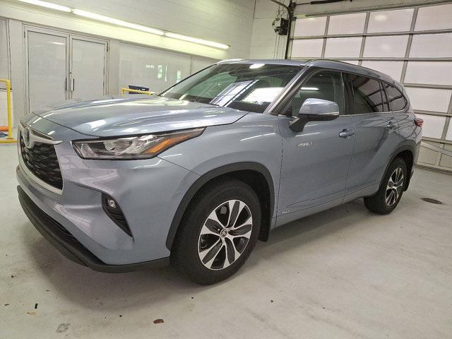 used 2020 Toyota Highlander Hybrid car, priced at $30,800