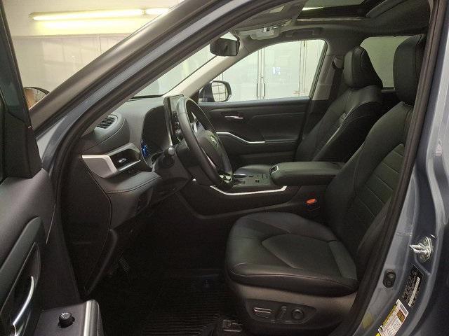 used 2020 Toyota Highlander Hybrid car, priced at $30,800