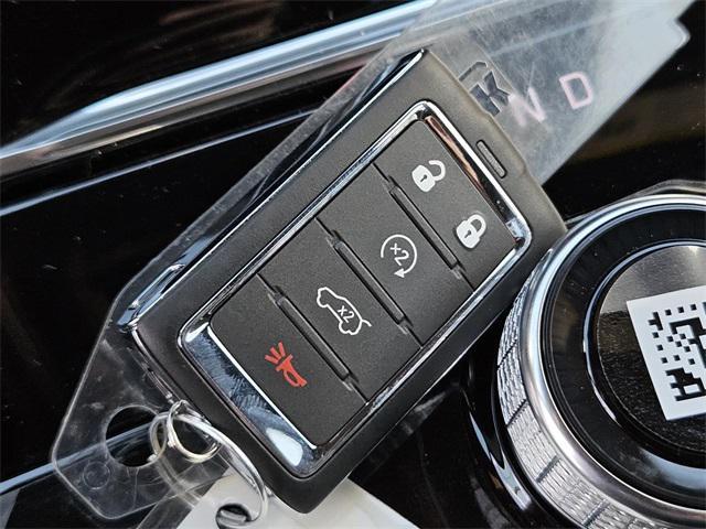 new 2025 Jeep Grand Cherokee car, priced at $40,780