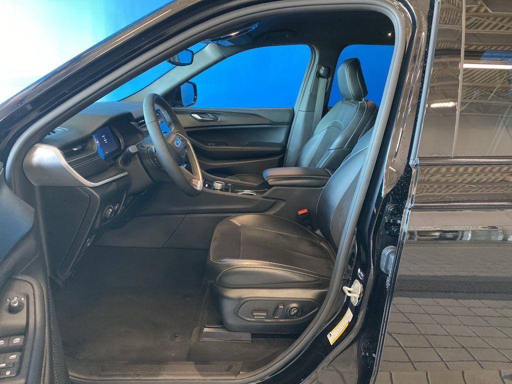 used 2024 Jeep Grand Cherokee car, priced at $35,994