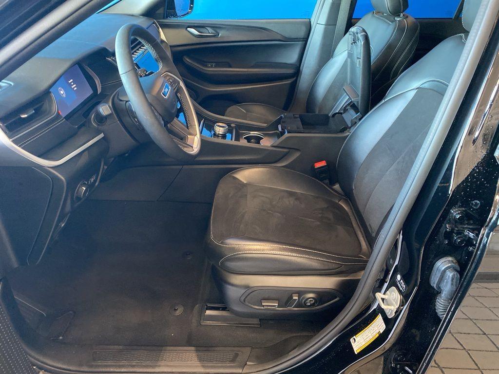 used 2024 Jeep Grand Cherokee car, priced at $35,994