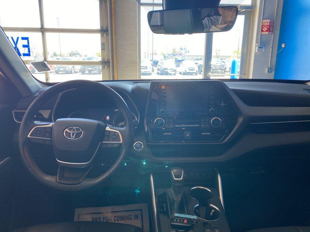 used 2022 Toyota Highlander Hybrid car, priced at $40,997