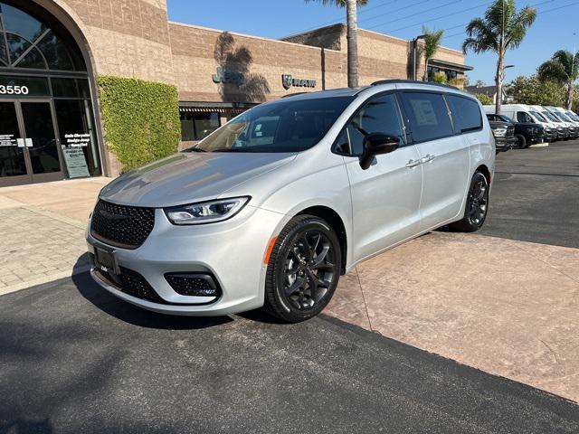 new 2024 Chrysler Pacifica car, priced at $46,877