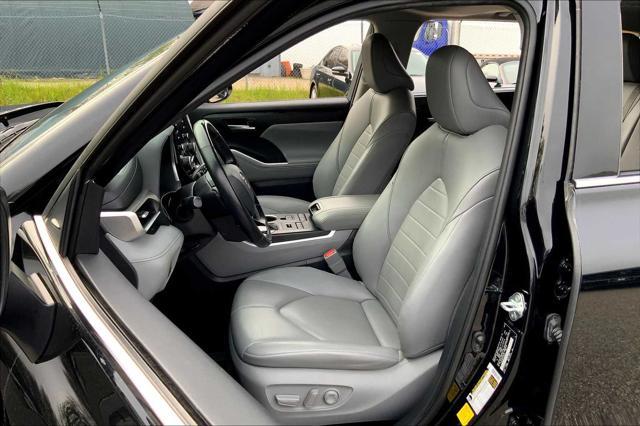 used 2020 Toyota Highlander car, priced at $27,995