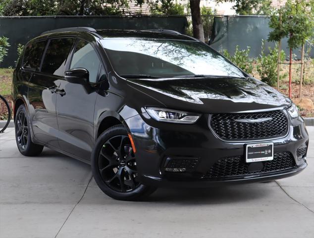 new 2023 Chrysler Pacifica car, priced at $43,315