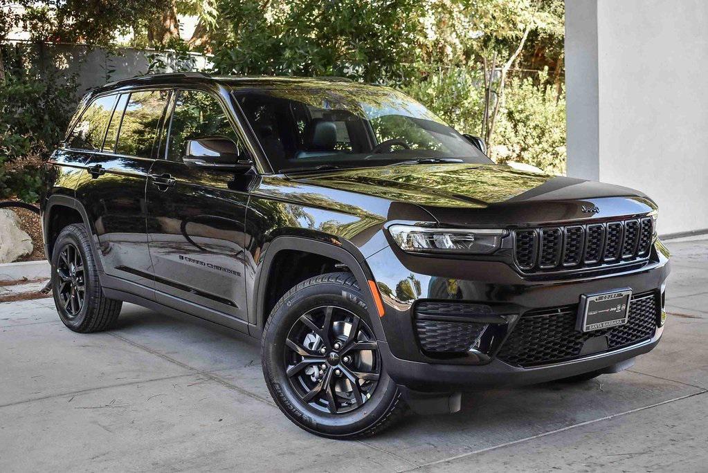 new 2025 Jeep Grand Cherokee car, priced at $40,980