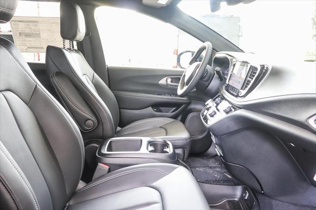 new 2025 Chrysler Pacifica Hybrid car, priced at $38,530