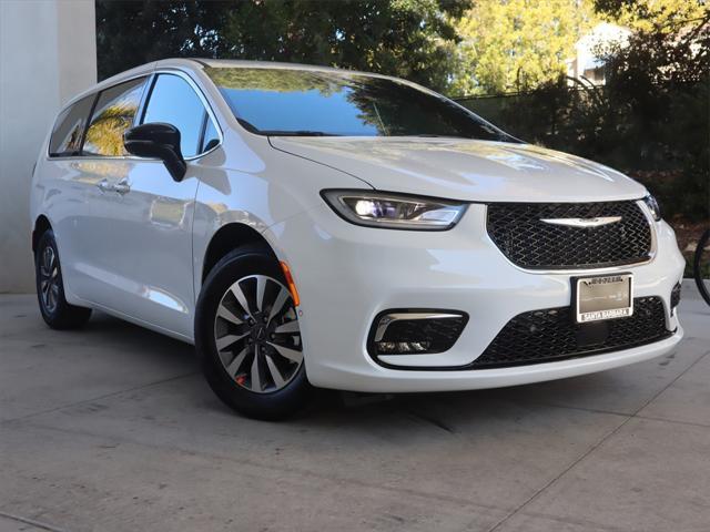 new 2025 Chrysler Pacifica Hybrid car, priced at $47,030