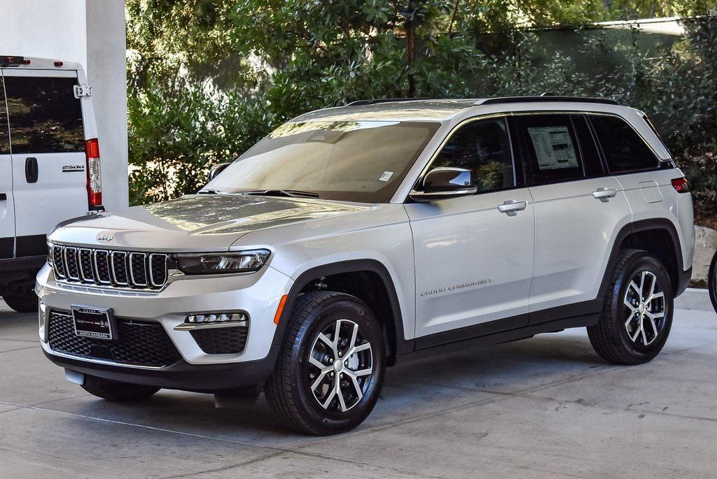 new 2025 Jeep Grand Cherokee car, priced at $44,745