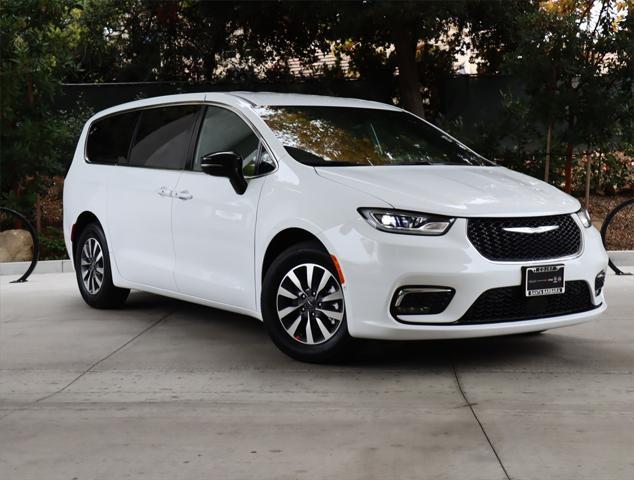 new 2025 Chrysler Pacifica Hybrid car, priced at $47,030