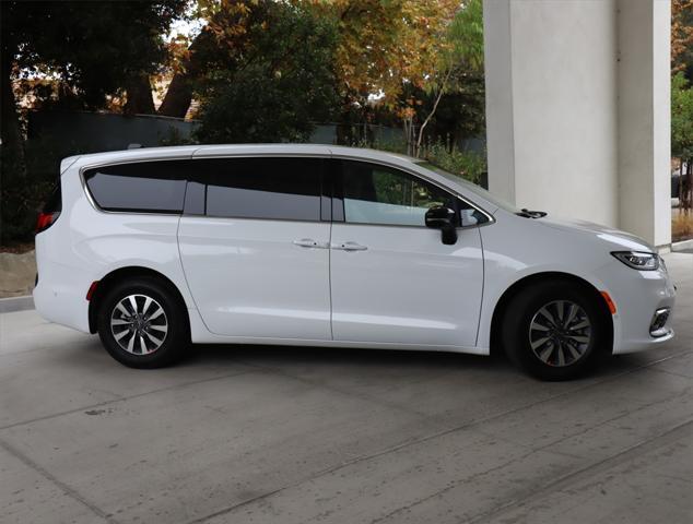 new 2025 Chrysler Pacifica Hybrid car, priced at $47,030