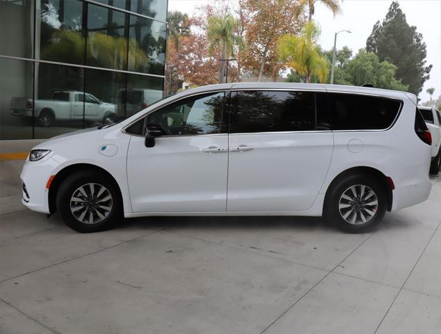 new 2025 Chrysler Pacifica Hybrid car, priced at $47,030