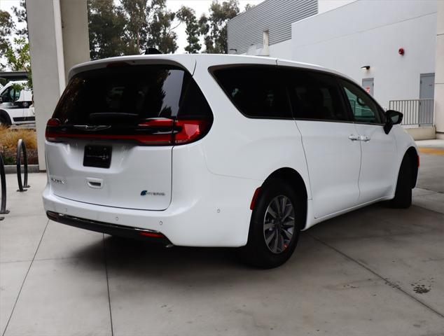 new 2025 Chrysler Pacifica Hybrid car, priced at $47,030