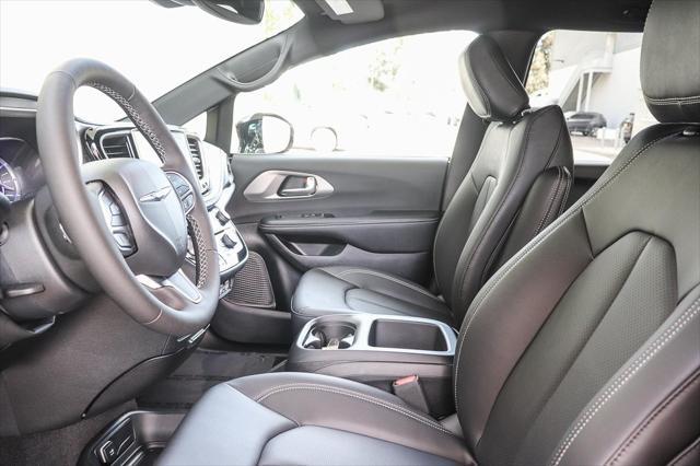 new 2025 Chrysler Pacifica Hybrid car, priced at $38,530