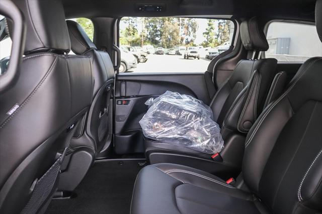 new 2025 Chrysler Pacifica Hybrid car, priced at $38,530