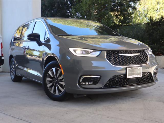 new 2025 Chrysler Pacifica Hybrid car, priced at $47,525