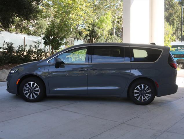 new 2023 Chrysler Pacifica Hybrid car, priced at $40,685