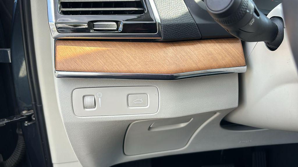 used 2022 Volvo XC90 car, priced at $34,109