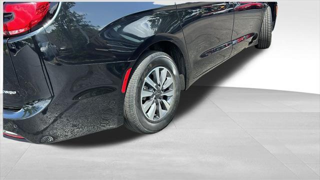 used 2023 Chrysler Pacifica Hybrid car, priced at $24,219