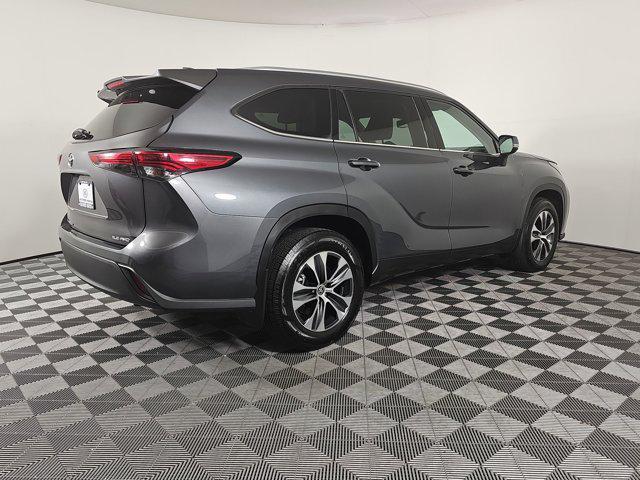used 2021 Toyota Highlander car, priced at $31,499