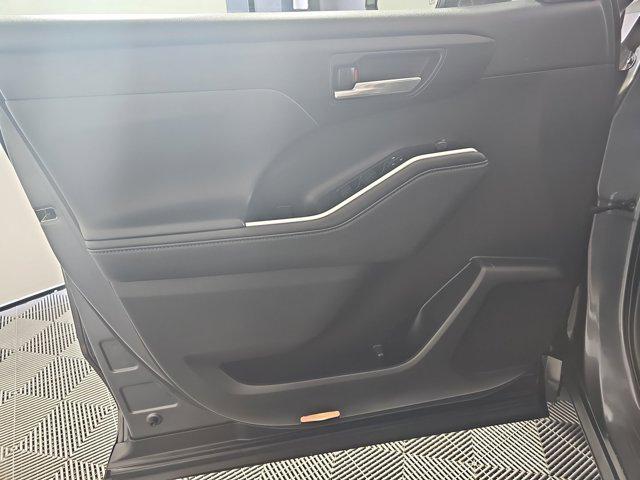 used 2021 Toyota Highlander car, priced at $31,499