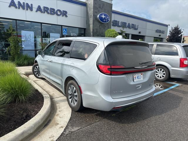 used 2022 Chrysler Pacifica Hybrid car