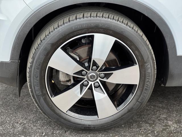 used 2022 Volvo XC40 car, priced at $30,295