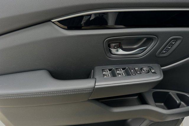 new 2025 Honda Pilot car, priced at $43,391