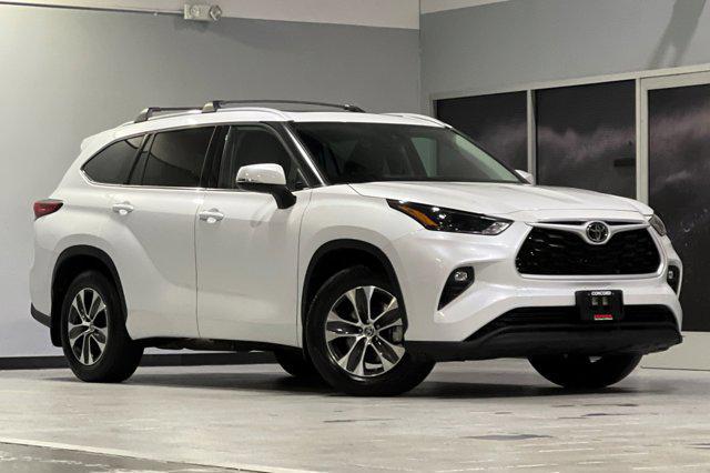 used 2022 Toyota Highlander car, priced at $36,999